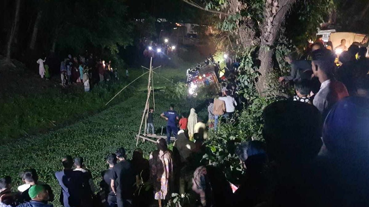 মুন্সিগঞ্জে নিয়ন্ত্রণ হারিয়ে যাত্রীবাহী বাস খাদে পড়ে আহত ৮