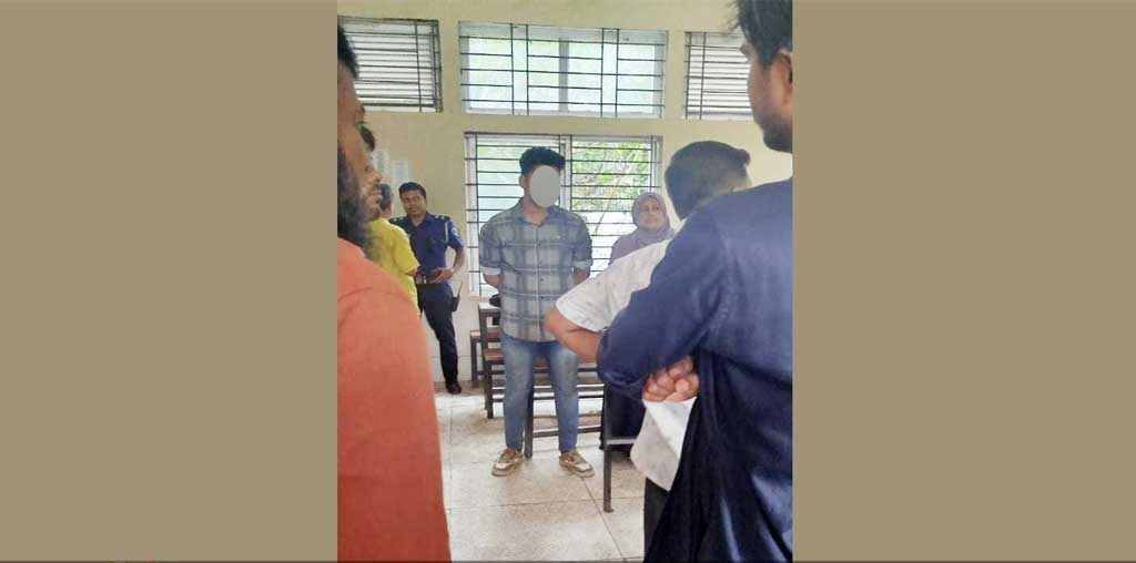 ক্লাসে শিক্ষকের ঘাড় ধরে কিল-ঘুষি মারল ছাত্র