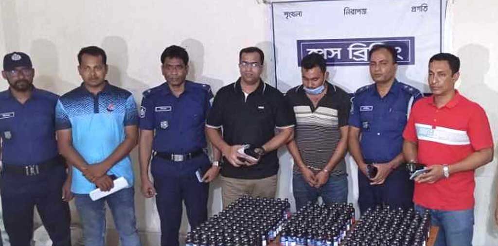 ফেনসিডিলসহ রেলওয়ে নিরাপত্তা বাহিনীর সদস্যসহ এক নারী আটক
