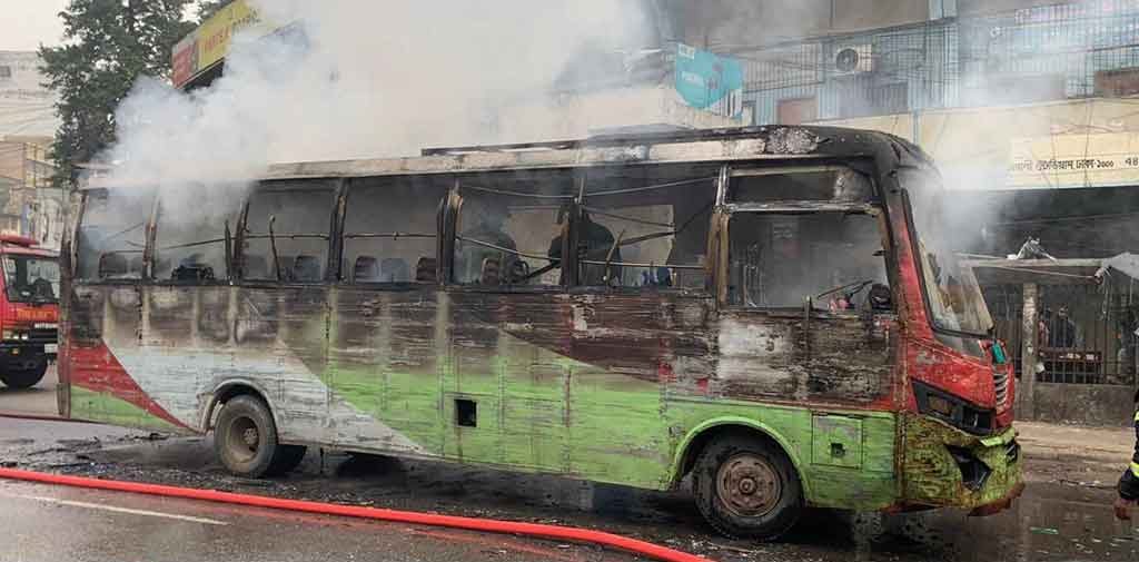 গুলিস্তানে বাহন পরিবহনের বাসে আগুন