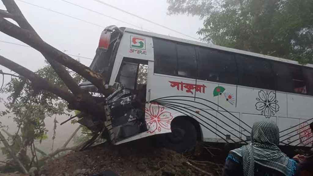 ঢাকা-বরিশাল মহাসড়কের বাস-ট্রলির সংঘর্ষ, নিহত ২