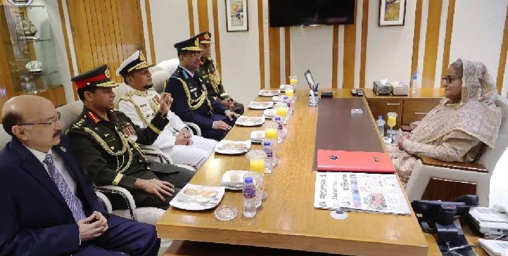 সশস্ত্র বাহিনী বিভাগে প্রথম অফিস করলেন প্রধানমন্ত্রী