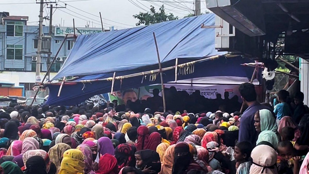 ত্রাণ বিতরণের মঞ্চ ভেঙে পড়ে গেলেন অর্থমন্ত্রী