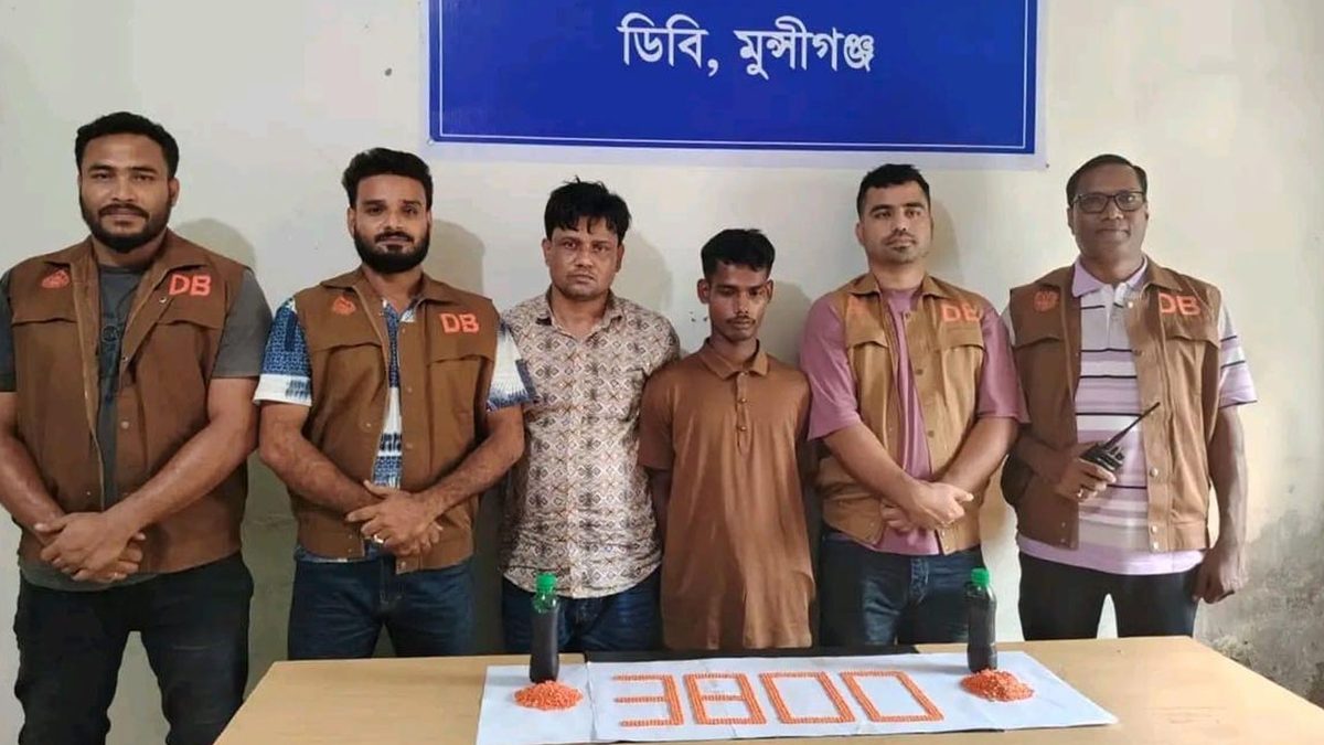 সেভেন আপের বোতলে ইয়াবা পাচারের সময় গ্রেপ্তার ২