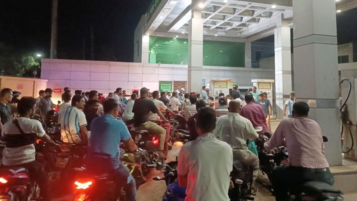 গুজবে মধ্যরাতে কুষ্টিয়ার পেট্রোল পাম্পে মোটরসাইকেলের দীর্ঘ সারি