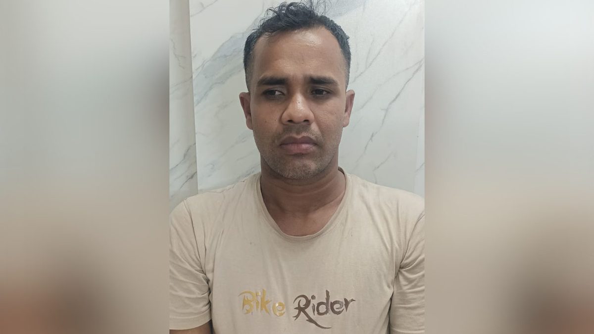 রাজধানীতে চলন্ত বাসে নারীকে ধর্ষণচেষ্টা, সম্ভ্রম বাঁচাতে বাস থেকে লাফ