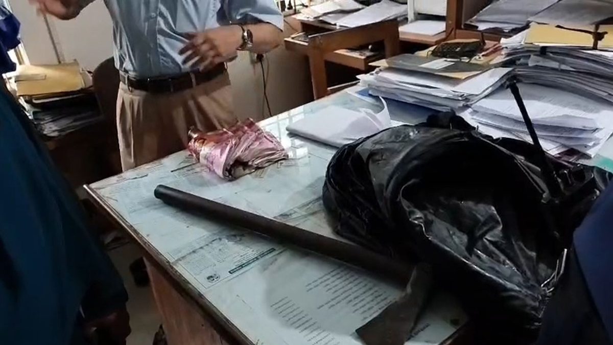 শরীয়তপুরে কক্ষে ঢুকে শিক্ষা কর্মকর্তাকে কুপিয়ে জখম করলেন শিক্ষক