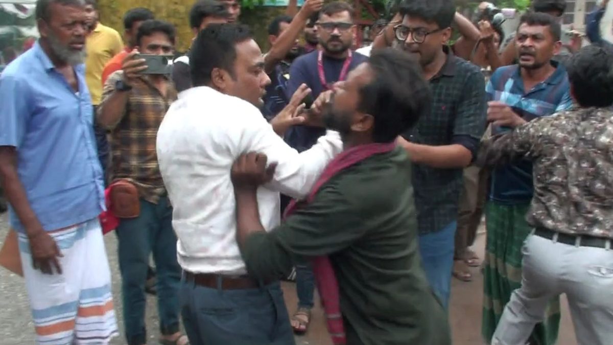 নাটোরে ভুল চিকিৎসায় শিশুর মৃত্যুর অভিযোগ, চিকিৎসককে মারধর-ভাঙচুর