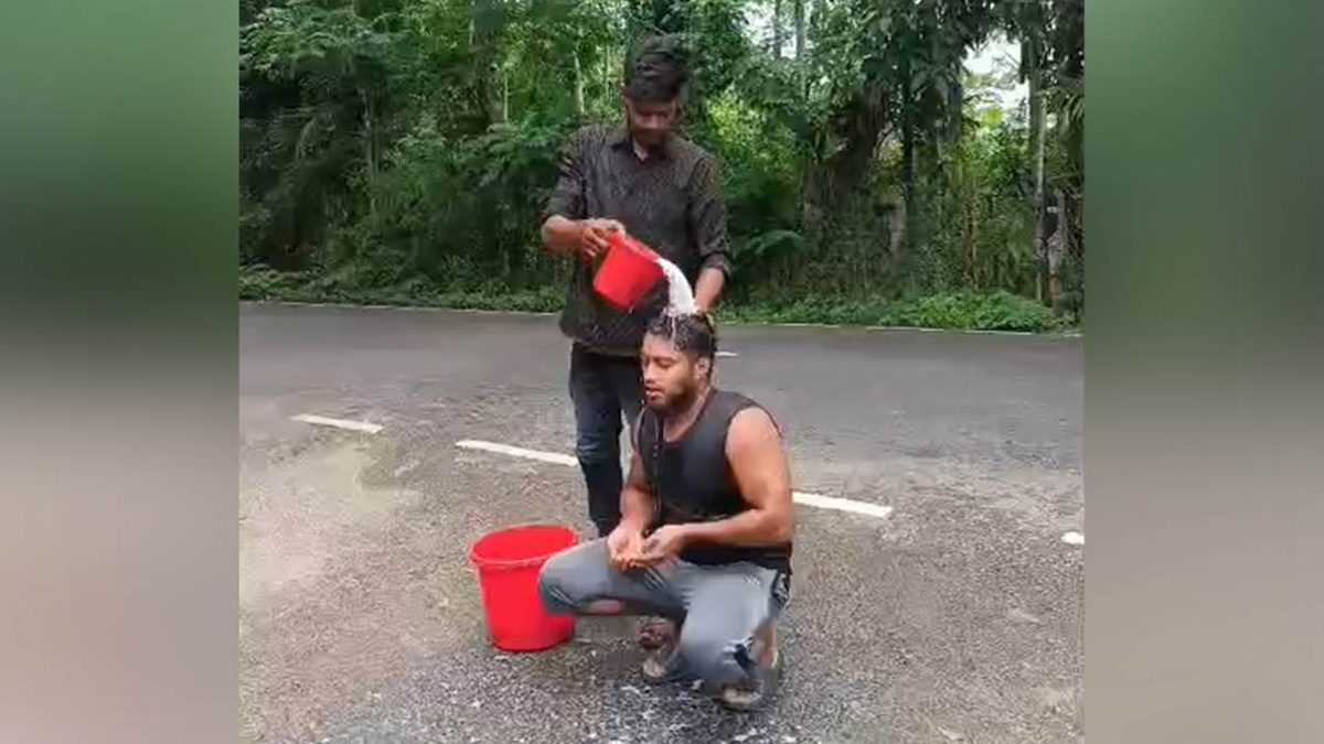 দুধ দিয়ে গোসল করে জামায়াত ছাড়লেন যুবক