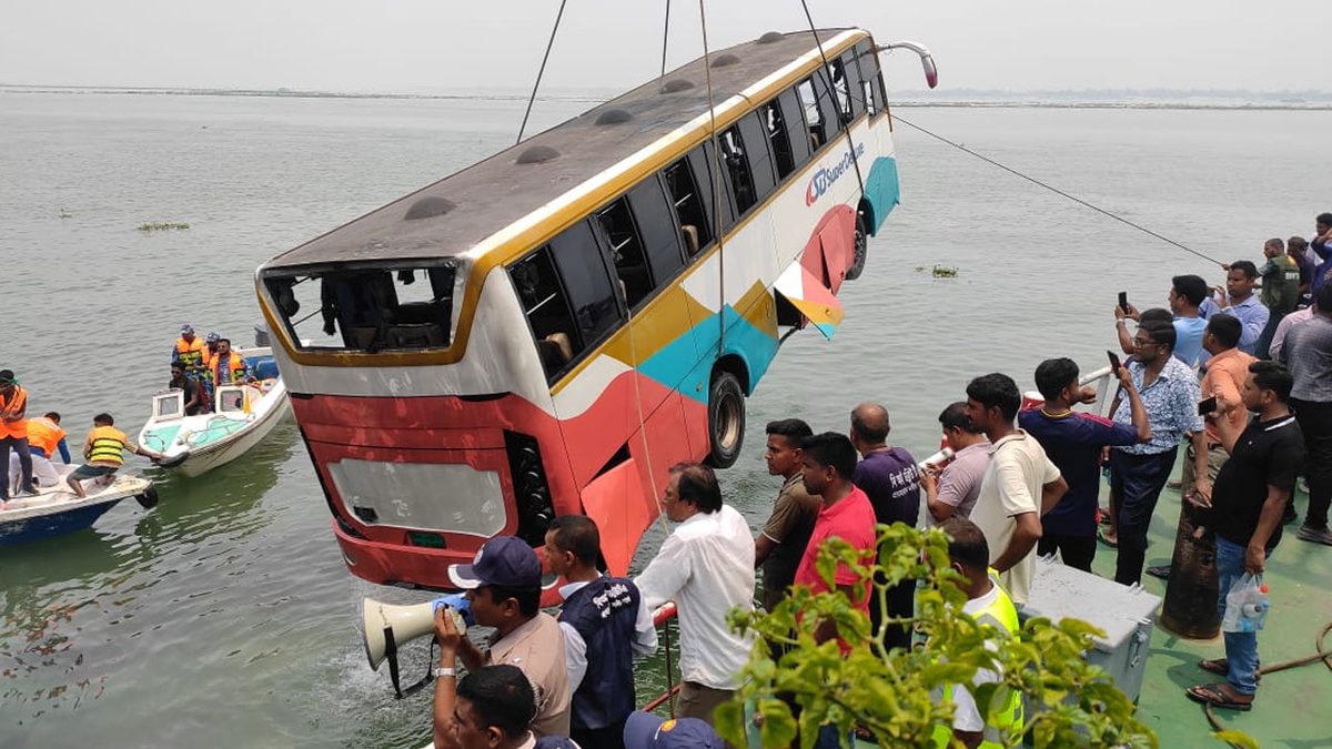 পদ্মায় ডুবে যাওয়া যাত্রীবাহী বাস উদ্ধার