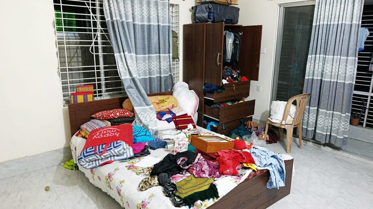 জানালার গ্রিল কেটে বিচারক দম্পতির বাসায় চুরি!
