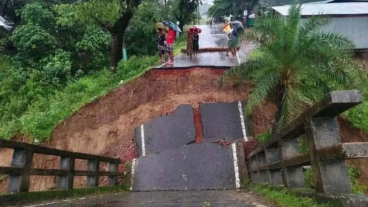 সেতু ধসে পড়ায় বান্দরবান-রাঙামাটি সড়ক যোগাযোগ বিচ্ছিন্ন
