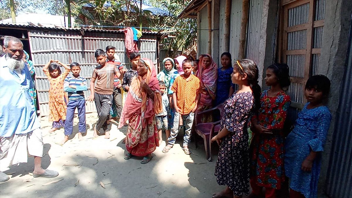ঘুমন্ত ছোটভাইকে হত্যার পর বড়ভাইয়ের বিষপান
