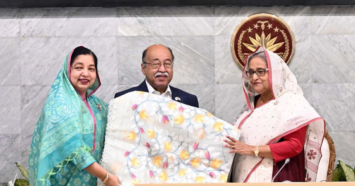 টাঙ্গাইলের শাড়িসহ তিন পণ্যের জিআই সনদ প্রধানমন্ত্রীর কাছে হস্তান্তর