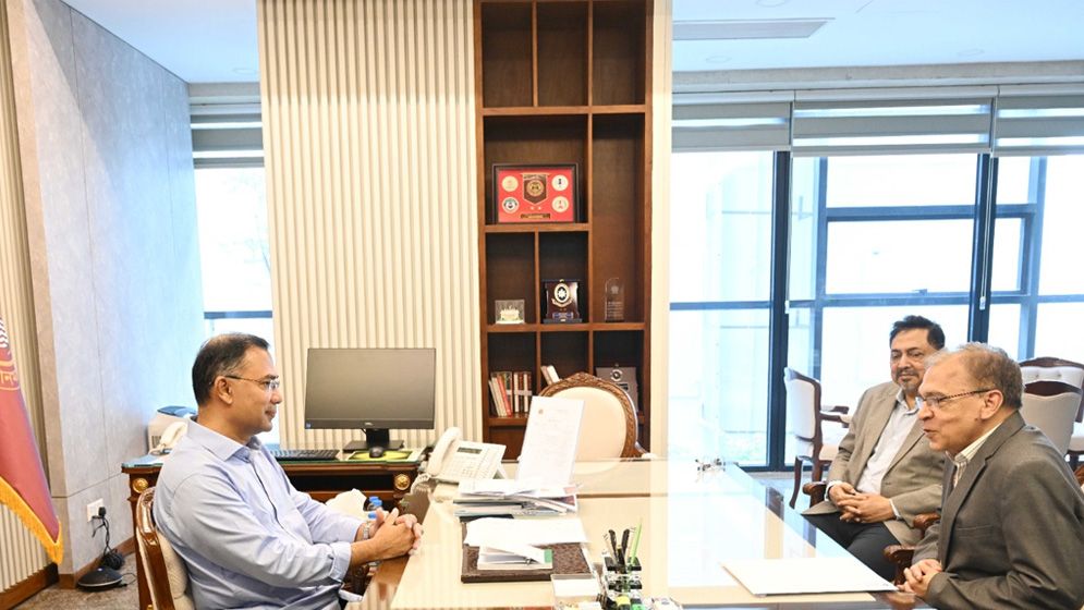 প্রধানমন্ত্রীর সঙ্গে টিআইবি'র নির্বাহী পরিচালকের সাক্ষাৎ