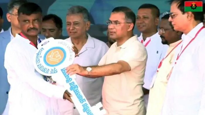 বাঁশখালীতে বন্যায় ক্ষতিগ্রস্তদের নতুন ঘরের চাবি তুলে দিলেন প্রধানমন্ত্রী
