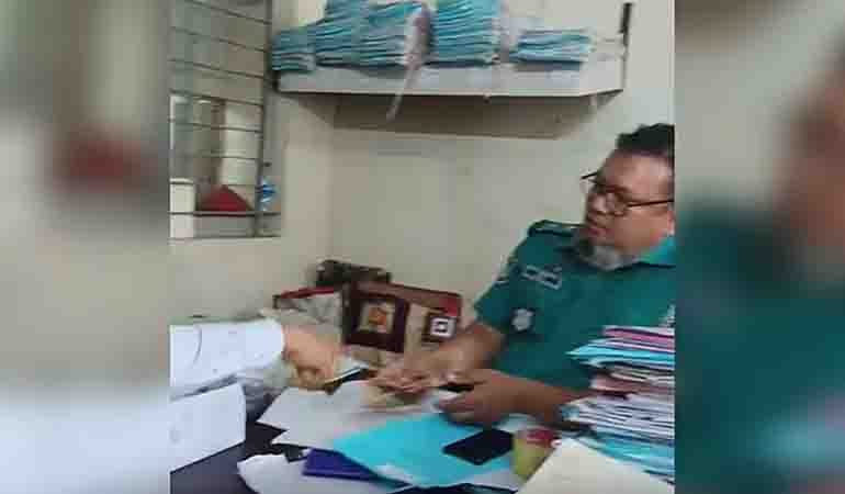 ঘুষ গ্রহণের ভিডিও ভাইরাল, চট্টগ্রামে পুলিশের এক এসআই প্রত্যাহার