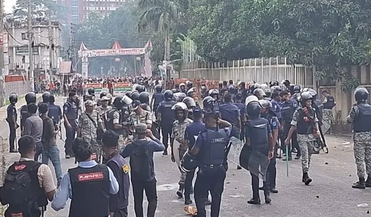 হামলা-সংঘর্ষে গোপালগঞ্জ রণক্ষেত্র