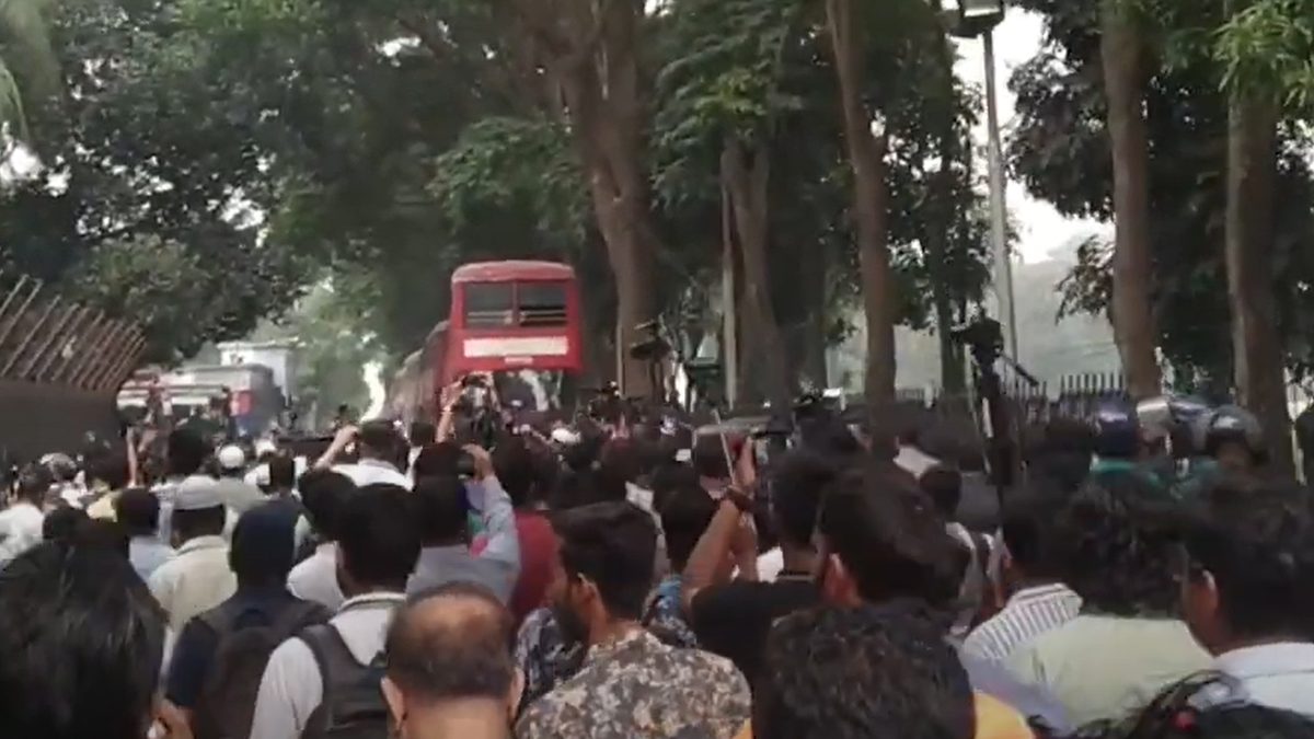 দুপুরের মধ্যে আ.লীগপন্থি বিচারপতিদের অপসারণ করতে হবে:হাসনাত