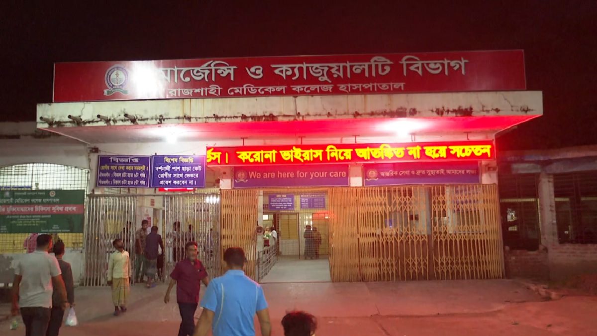 হাতে কামড় দেওয়া রাসেল ভাইপার নিয়ে হাসপাতালে তরুণ, অতঃপর...