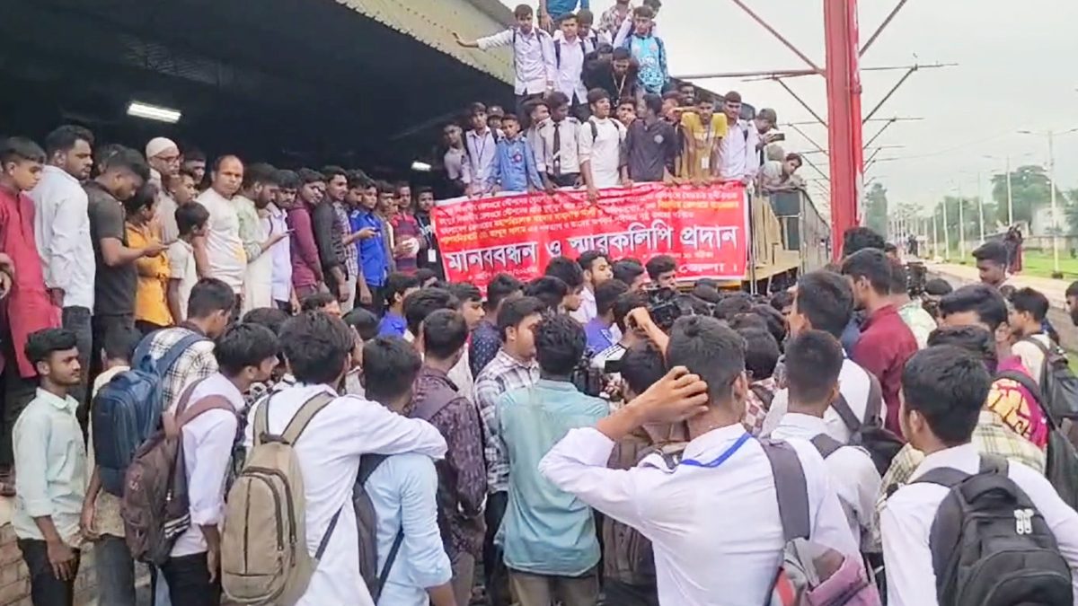 রংপুরে আন্তঃনগর ট্রেন চালসুহ ১০ দফা দাবিতে রেললাইন অবরোধ