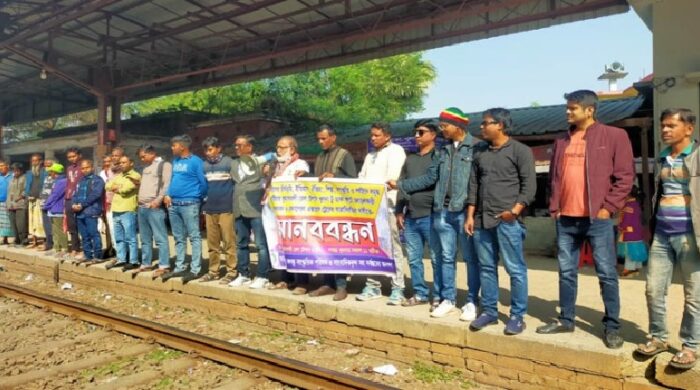 কুমারখালীতে সুন্দরবন-বেনাপোল এক্সপ্রেস ট্রেনের যাত্রা বিরতির দাবিতে মানববন্ধন