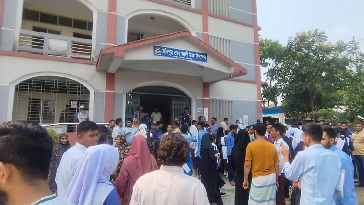 ২০২৫ সালের প্রশ্নপত্রে দেড় ঘণ্টা এসএসসি পরীক্ষা দিলেন শিক্ষার্থীরা