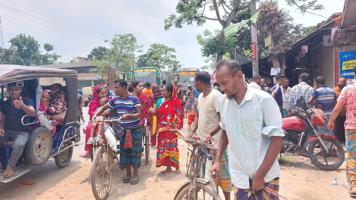 সাতক্ষীরায় বাসের চাকায় পিষ্ট হয়ে মা-ছেলে নিহত
