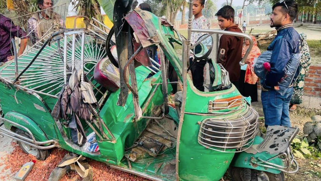 প্রাইভেটকার-সিএনজি মুখোমুখি সংঘর্ষে পুলিশসহ নিহত ২