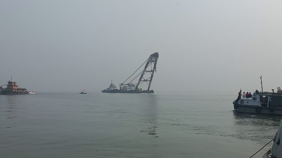 পদ্মায় ডুবে যাওয়া ফেরির ওজন কমিয়ে ভাসানোর চেষ্টা
