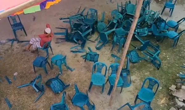 বরিশালে ‘৩৬ জুলাই সেতু মানি না, মানবো না’ স্লোগান দিয়ে উদ্বোধন মঞ্চ ভাঙচুর