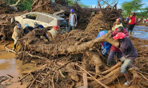 কেনিয়ায় ভারি বৃষ্টিতে বাঁধ ভেঙে ৪২ জনের প্রাণহানি,