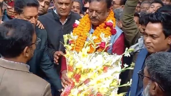 খোকসায় নবনির্বাচিত এমপি আব্দুর রউফ ফুলেল শুভেচ্ছায় সিক্ত