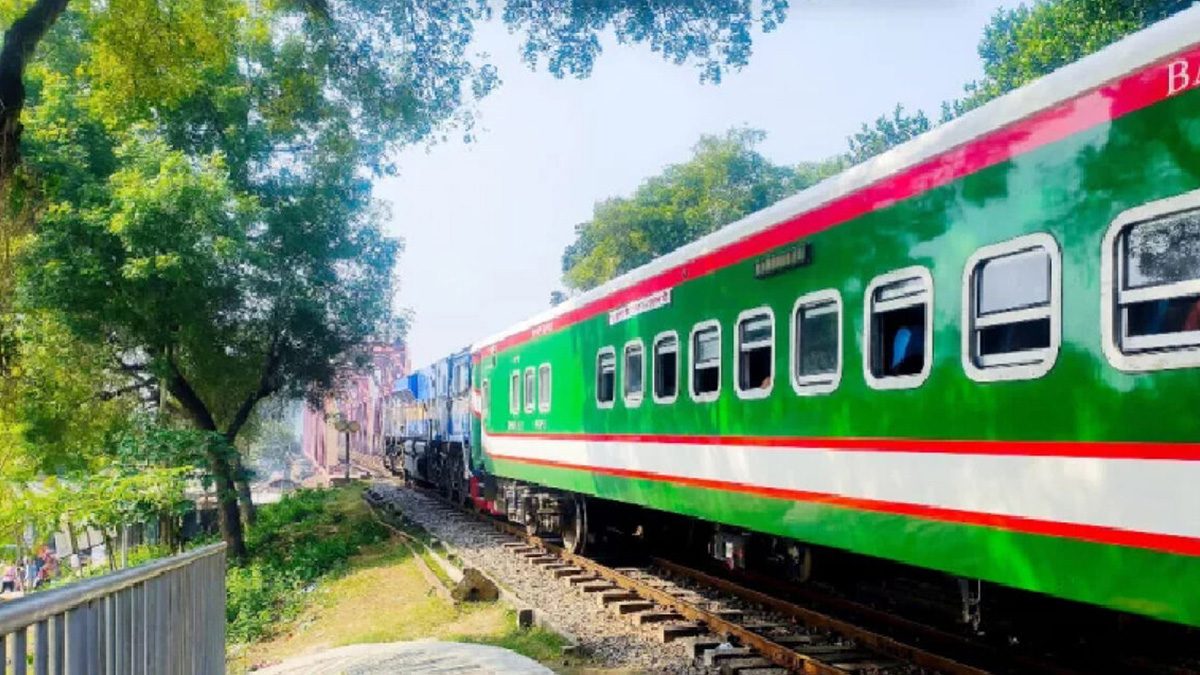 তীব্র গরমে সিল্কসিটি এক্সপ্রেস ট্রেনের হাইড্রলিক ব্রেকে আগুন, আহত ১০