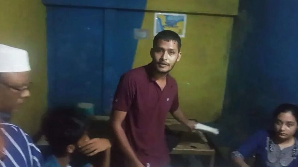 চায়ের দোকানে বসে এইচএসসি খাতা মূল্যায়ন, প্রভাষক আটক