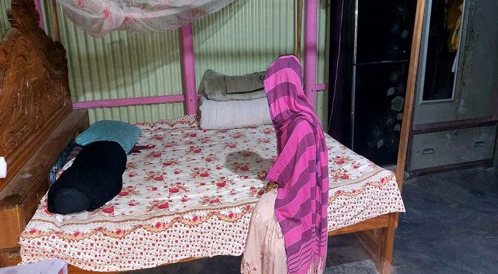 স্ত্রীর স্বীকৃতির দাবিতে ৫ দিন ধরে অনশন