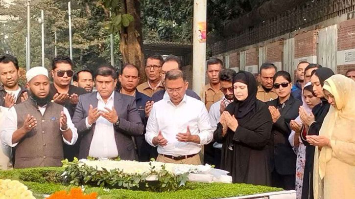 ছোটভাই কোকোর কবর জিয়ারত করলেন তারেক রহমান