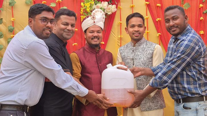 বিয়ের অনুষ্ঠানে বরকে অকটেন উপহার