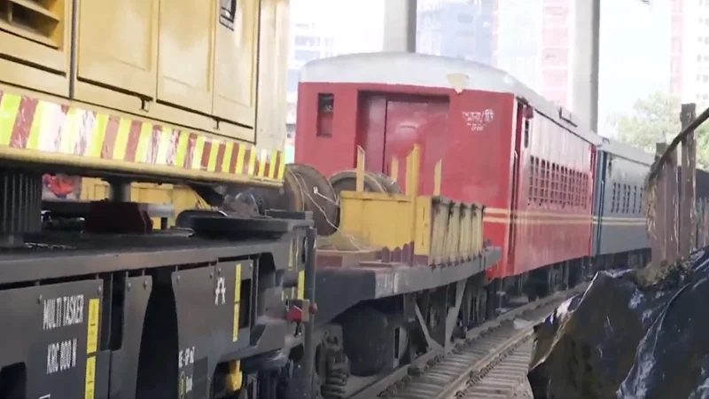 তেজগাঁওয়ে ‘যমুনা এক্সপ্রেস’ লাইনচ্যুত, একলাইনে চলছে ট্রেন
