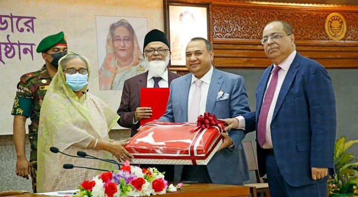 প্রধানমন্ত্রীর ত্রাণ তহবিলে ইউনাইটেড কমার্শিয়াল ব্যাংকের কম্বল বিতরণ