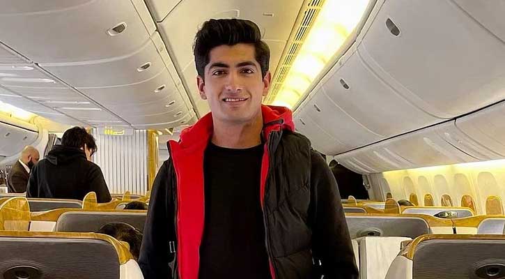 বিমান থেকে নামার আগেই ‘খুলনার নাসিম’ হয়ে গেলেন কুমিল্লার