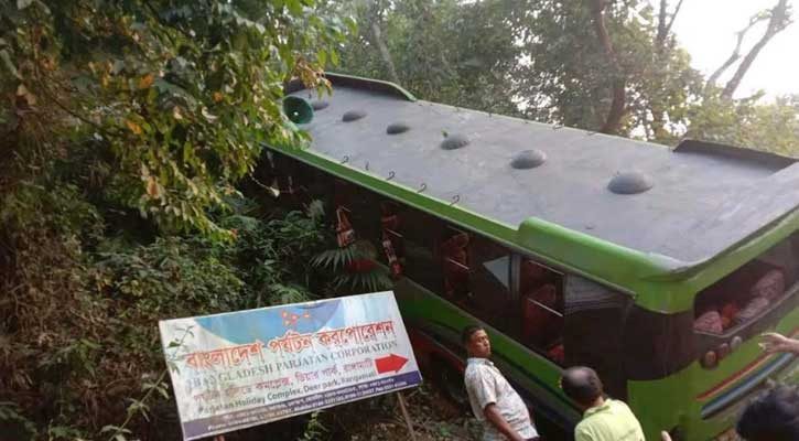 রাঙ্গামাটিতে পর্যটকবাহী বাস খাদে