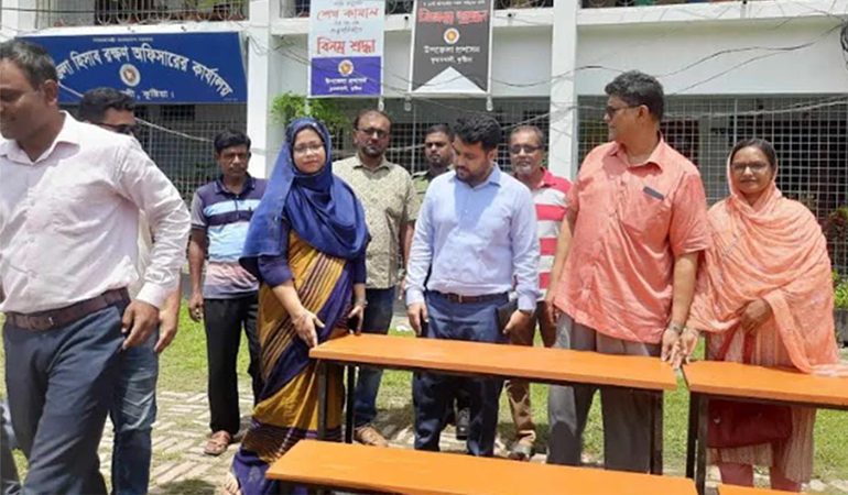 কুমারখালীতে বিদ্যালয়ে বেঞ্চ বিতরণ