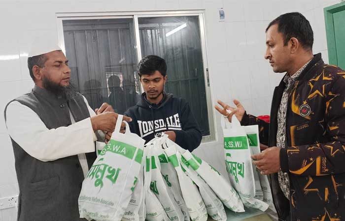 শীতার্ত অসহায় ও দুস্থ মানুষের পাশে দাঁড়ালো সাতক্ষীরার সেঞ্চুরী একাডেমি ‘হাসিমুখ’