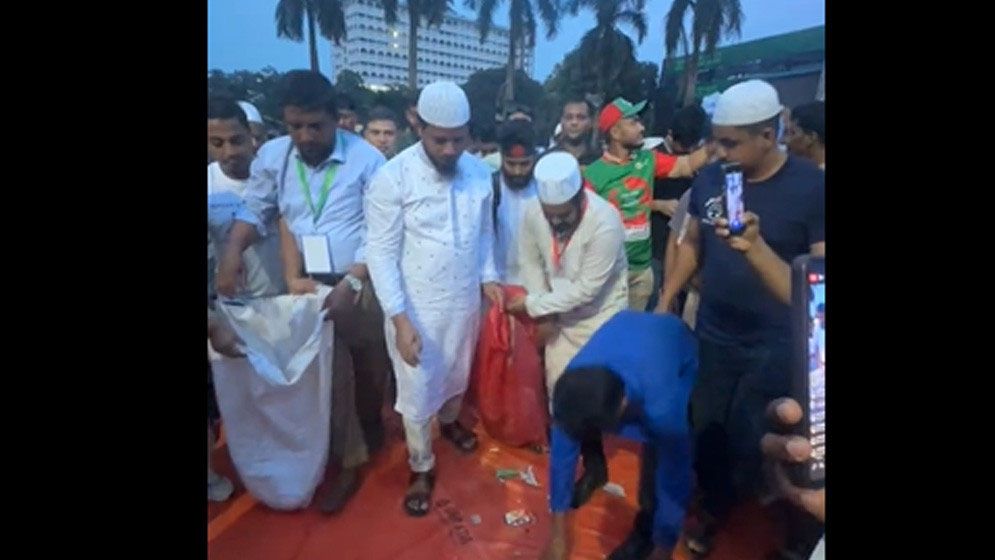 সোহরাওয়ার্দী উদ্যান ও ঢাবি ক্যাম্পাস পরিষ্কার করছে জামায়াত