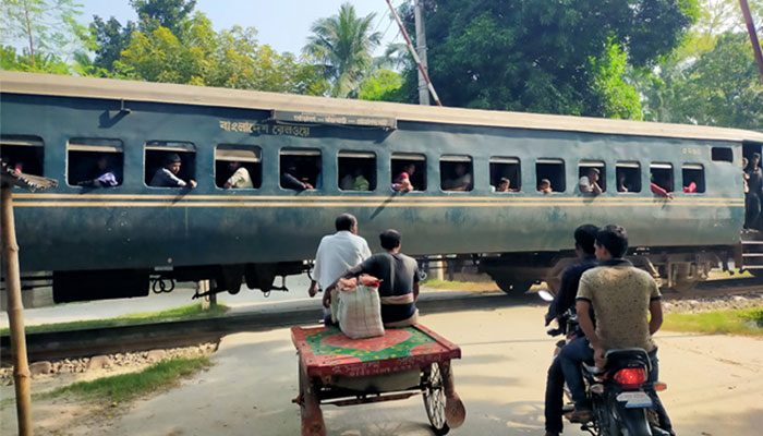 রেলগেট পাহারায় সাইনবোর্ড