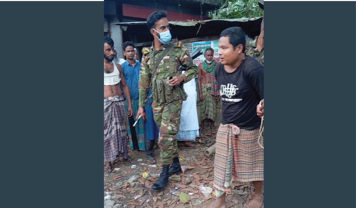 চাঁদা নিতে গিয়ে গণপিটুনি, অস্ত্রসহ ইউপিডিএফ কর্মীকে সেনাবাহিনীর হাতে সোপর্দ