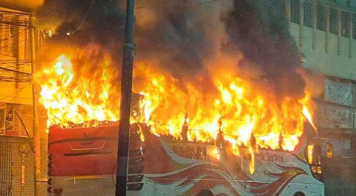 বাংলামোটরে যাত্রীবাহী বাসে আগুন
