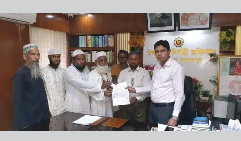 ইসলামপুরে বাধ না থাকায় এলাকাবাসীর চরম দুর্ভোগ, নির্মানের দাবিতে স্মারকলিপি