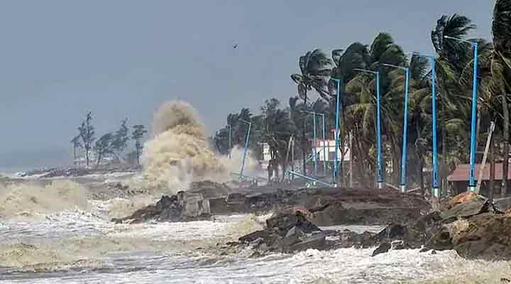 ডিসেম্বরে আঘাত হানতে পারে শক্তিশালী ঘূর্ণিঝড় ‘ম্যানদৌস’